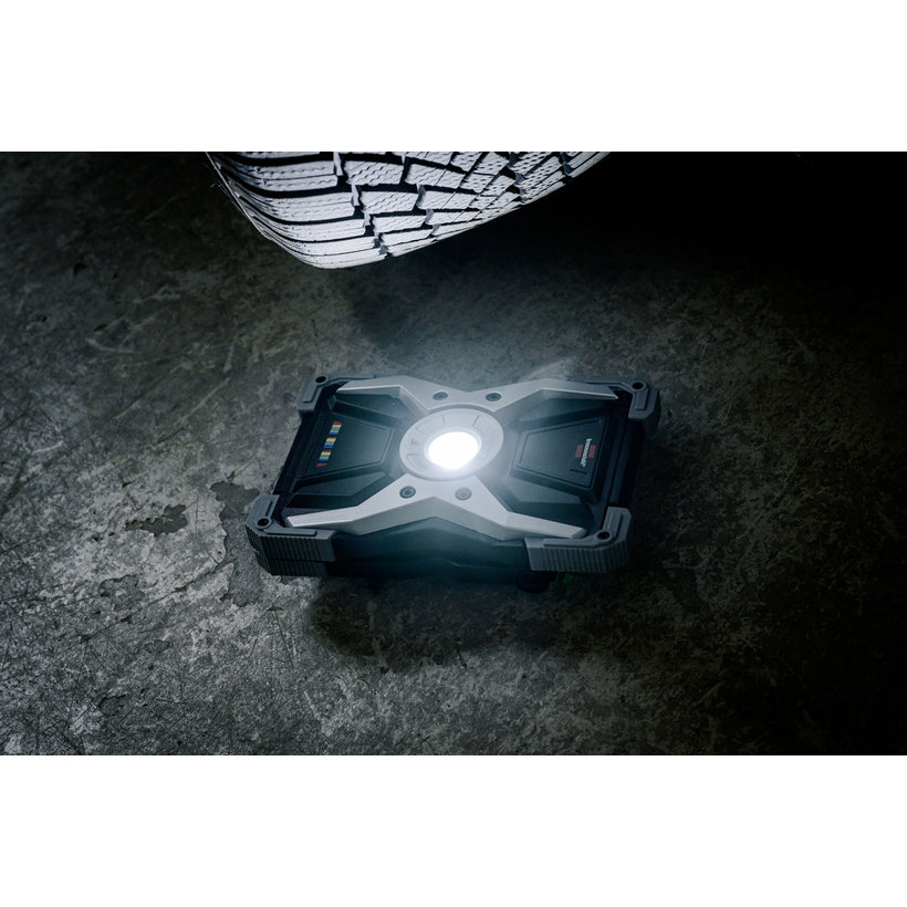 Mobilní nabíjecí LED reflektor RUFUS 3020 MA s barevným podáním