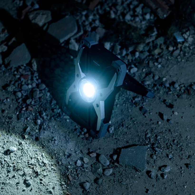 Mobilní nabíjecí LED reflektor RUFUS 3000 MA