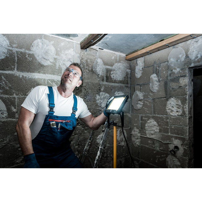 Třínožkový LED reflektor JARO