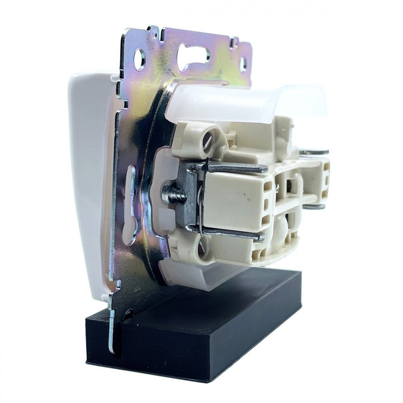 Valena zásuvka s krytem IP44 bílá