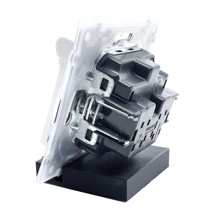 Valena LIFE 1-zásuvka s krytem IP44 bílá