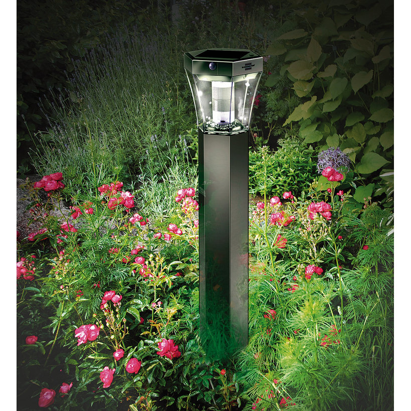 Solární lampa na osvětlení chodníku