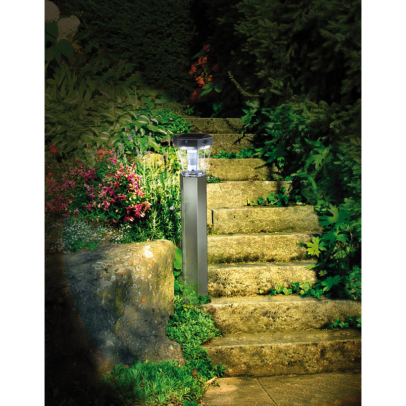 Solární lampa na osvětlení chodníku