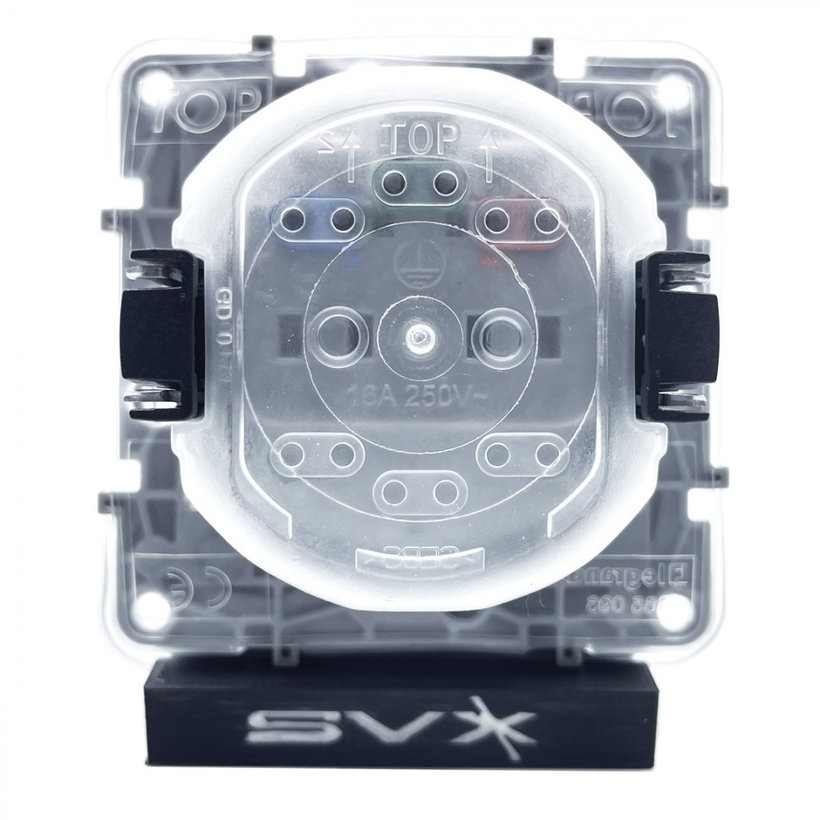 Niloé zásuvka bílá s krytem IP44