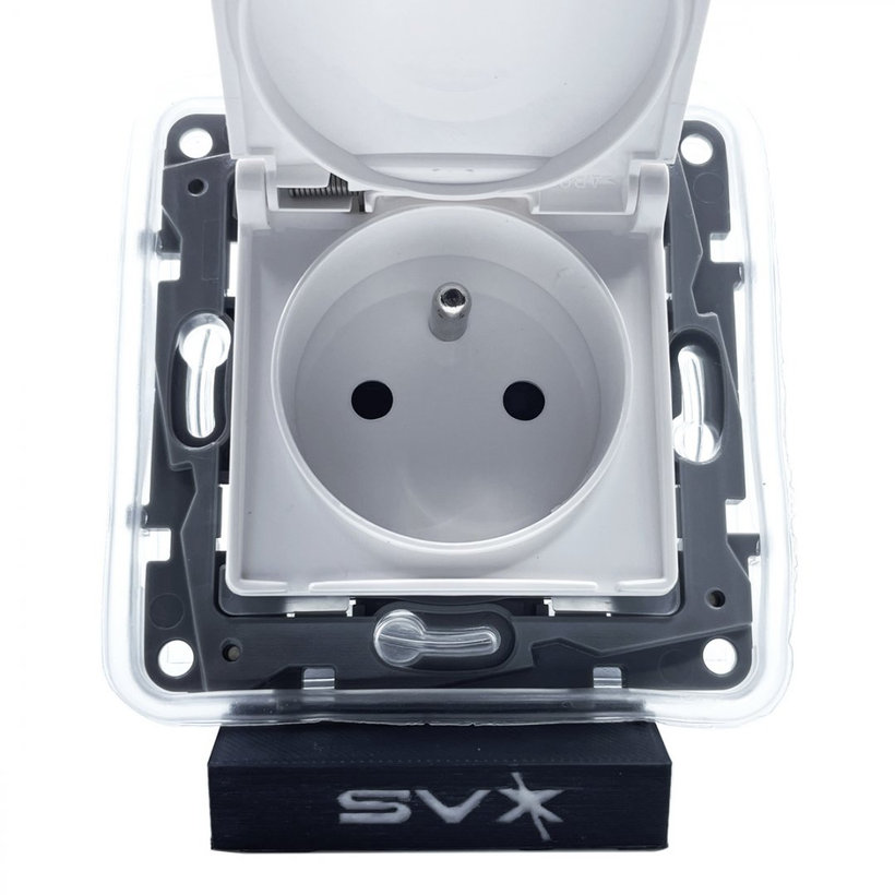 Niloé zásuvka bílá s krytem IP44