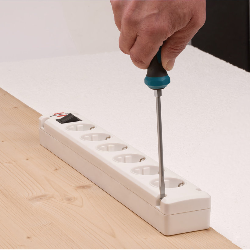 Prodlužovačka montovatelná BREMOUNTA 4 zásuvky s vypínačem bílá bez kabelu