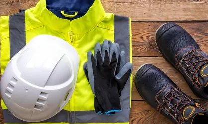 Zimní reflexní pracovní oblečení: Proč je důležité být viditelný?